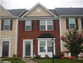 Building Photo - Townhome - 3 BR and 2 1/2 Bath