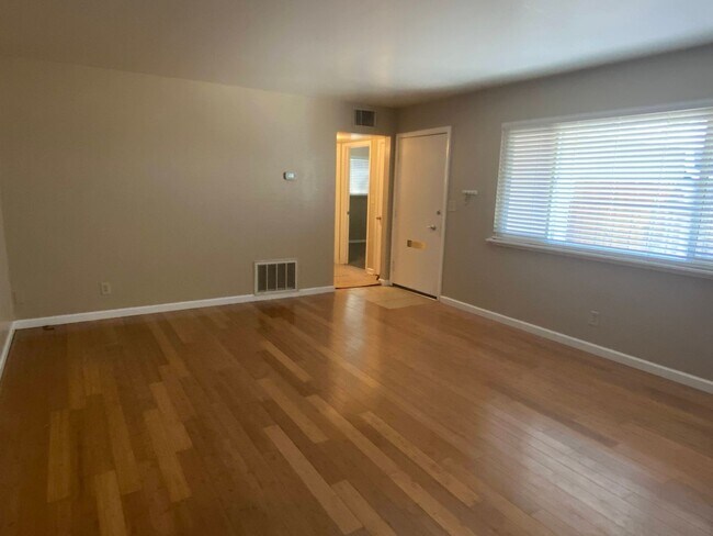 Building Photo - 139 W Lassen Ave