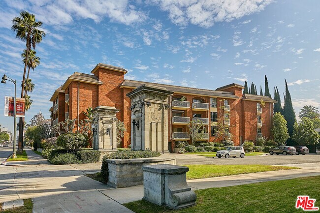 Building Photo - 4444 Wilshire Blvd