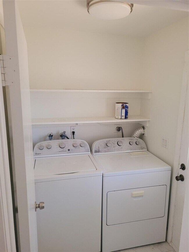 Building Photo - 770 NE 38th St