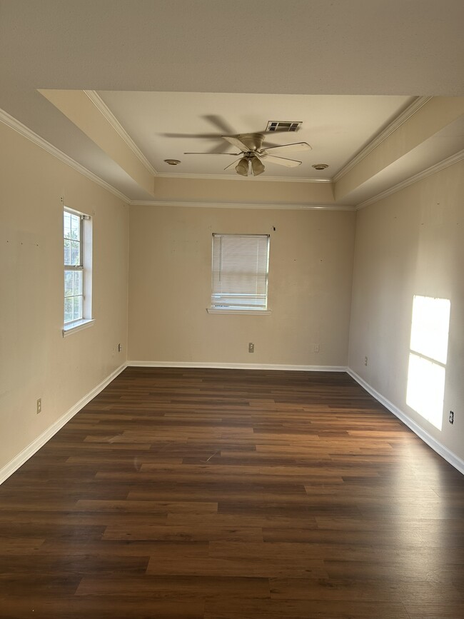 Building Photo - 4541 Laine Ave