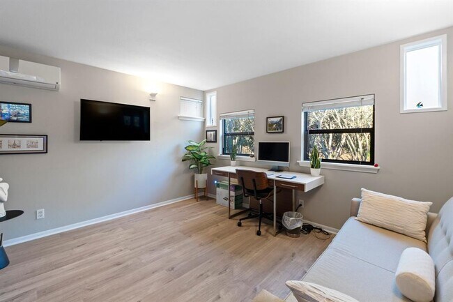 Building Photo - 2200 Homedale Dr