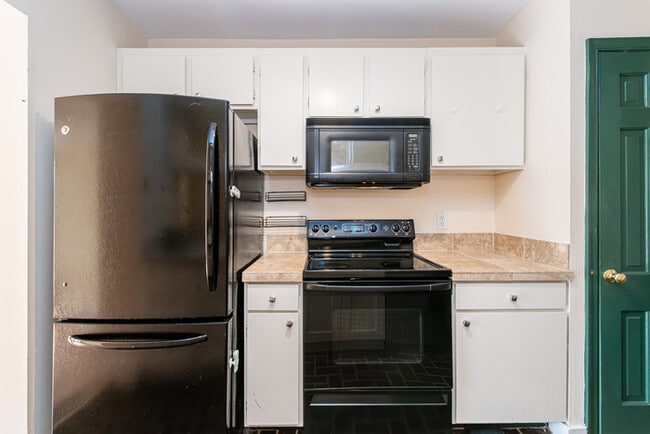 Building Photo - 3 Bedroom with Fenced in rear yard