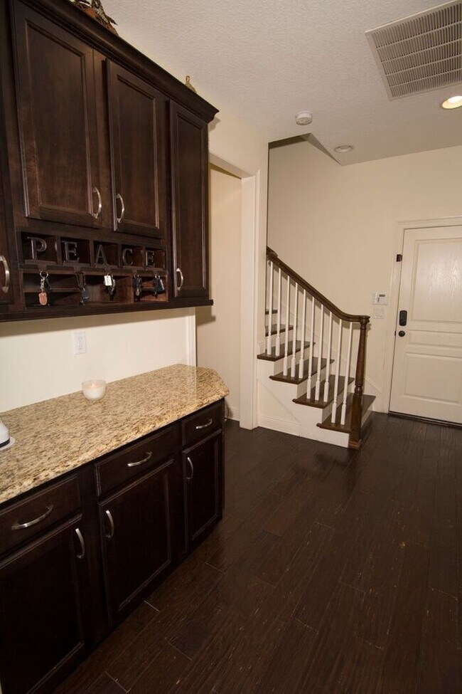 Building Photo - Beautiful 4 Bedroom/4 Bath in Belle Isle w...