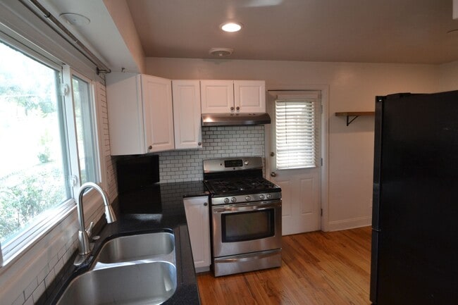 Building Photo - 821 N Walnut St