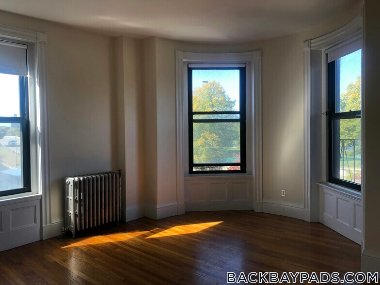 Building Photo - 504 Beacon St