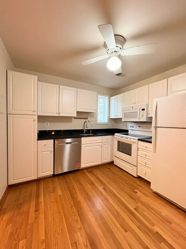 Building Photo - 6718 Kenwood Forest Ln