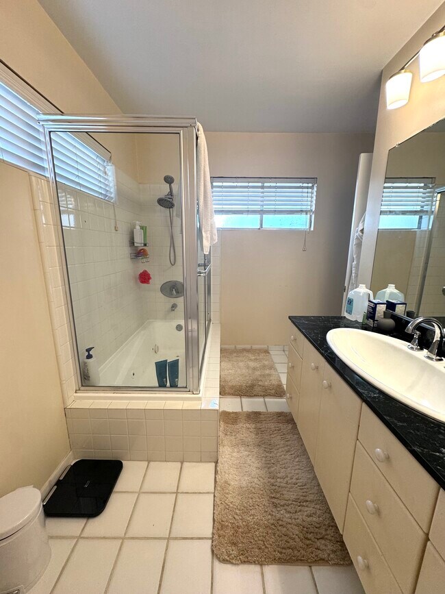 En-suite bathroom - 33 Paloma Ave