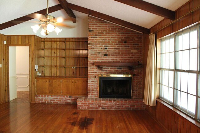 Building Photo - COLONIAL HILLS, NORTH EAST I.S.D.