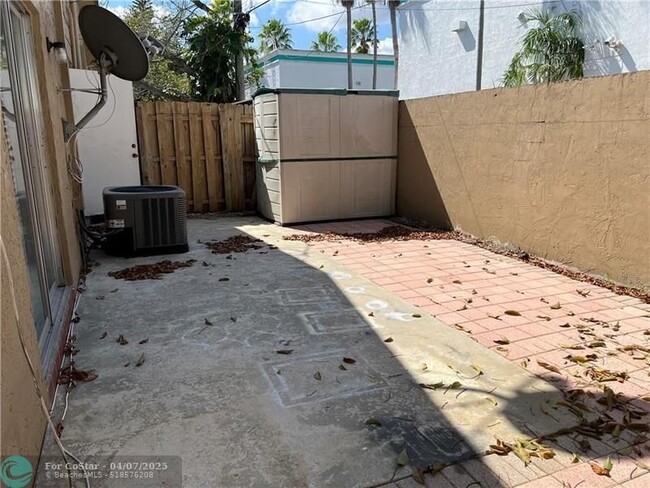 Building Photo - 353 SW 35th Ave