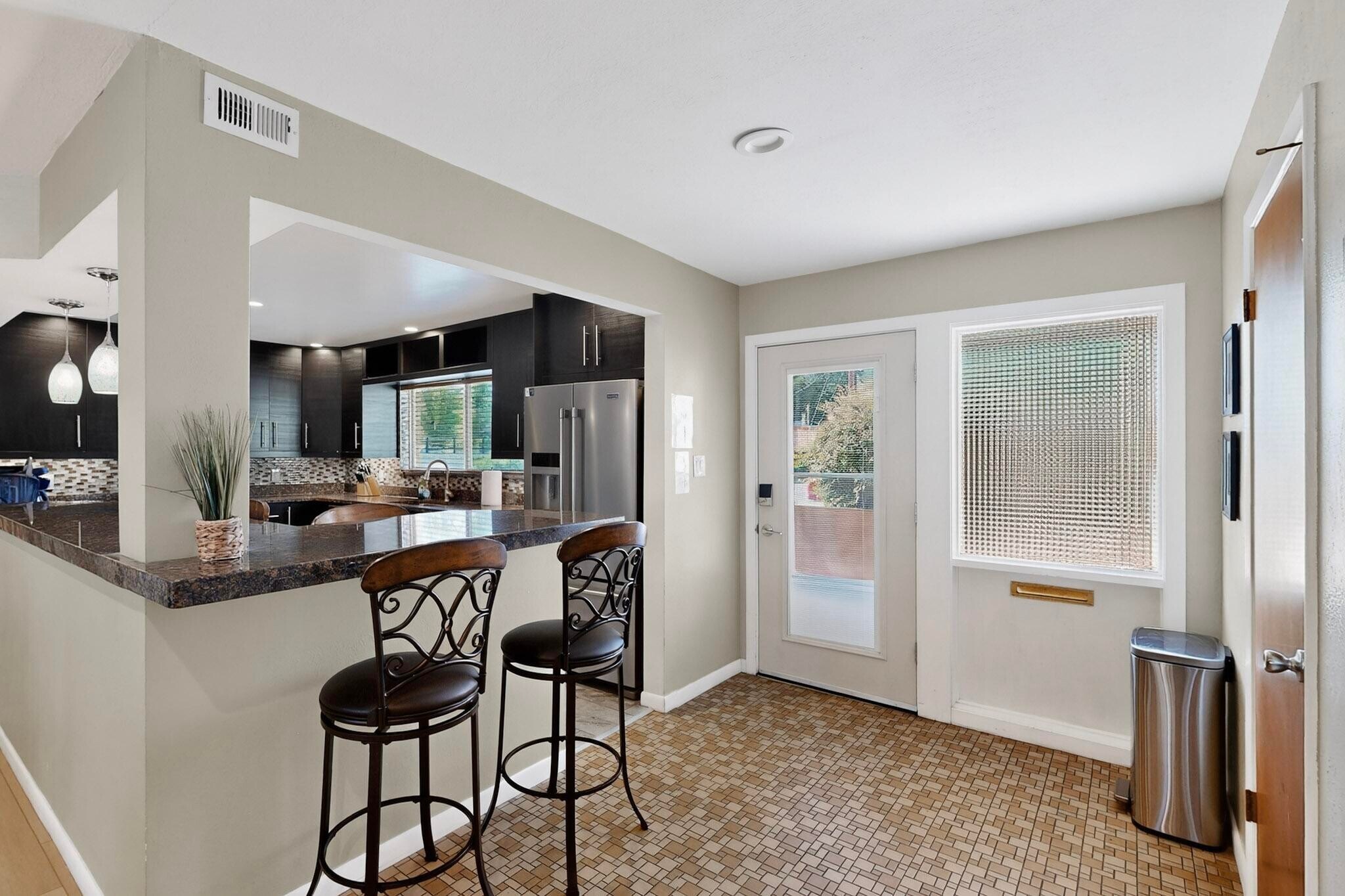 entry area - 4715 Marquette Ave NE