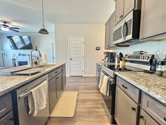 Building Photo - AVAILABLE NOVEMBER [PET FRIENDLY]