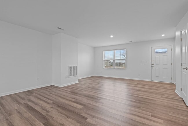 Building Photo - Small Dog Friendly Charming 4-Bedroom Home in Angier, NC