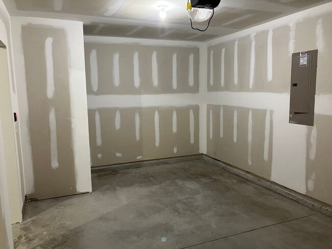 Building Photo - 3 Bedroom 2 Bathroom House- Groves at Sout...