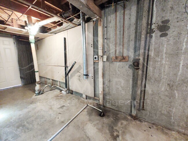 Building Photo - 1637 Paradise Ln