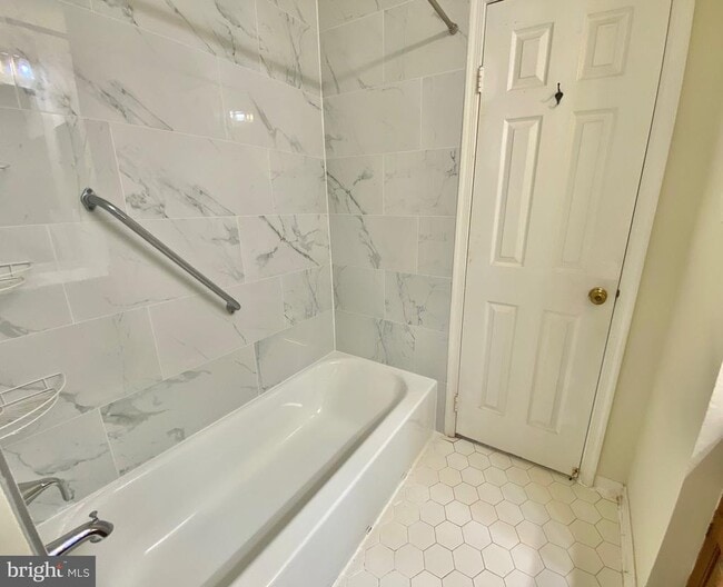 Building Photo - 10323 Hampshire Green Ave