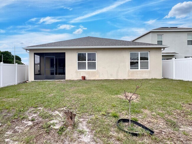 Building Photo - Four-Bedroom Home Near Lake Hartridge