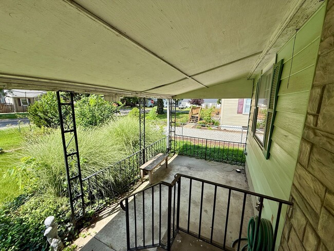 Building Photo - 2 Bed / 1 Bath House with lots of Features...