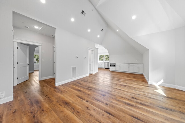 Building Photo - 389 Spring Unit# C