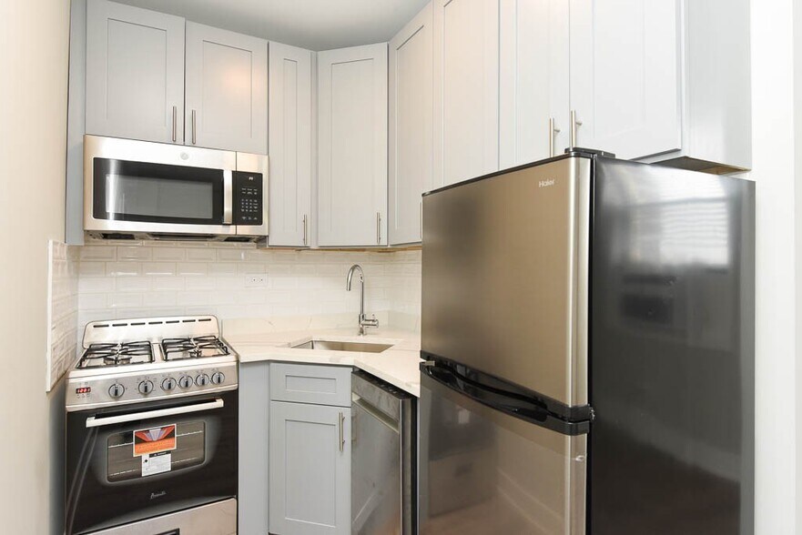 Building Photo - 510 W Belmont Ave