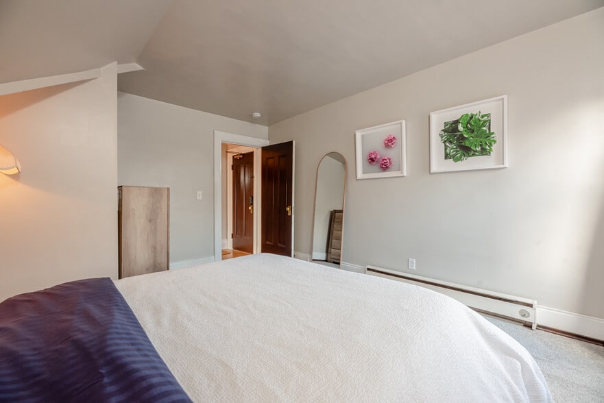 Building Photo - 19 Strathallan Park