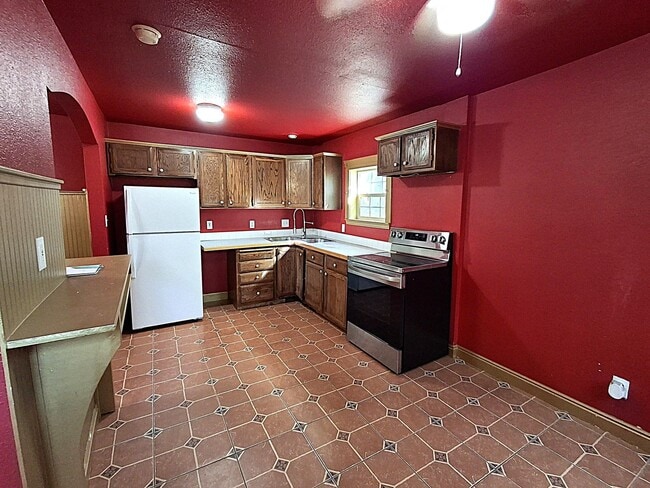 Building Photo - ALL PROSPECTIVE TENANTS MUST SUBMIT A $58 ...
