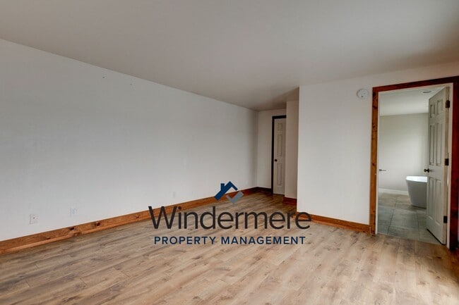 Building Photo - Three Bedroom, Two Bath Waterview