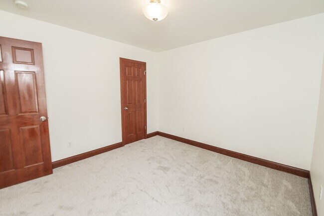 Building Photo - 3 Bedroom / 2 Bathroom Home for Rent in Va...