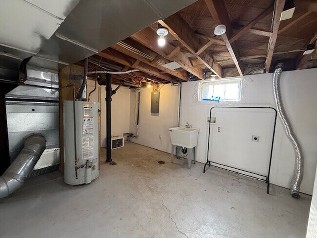 Building Photo - 3 Bedroom Hardwood Floor House