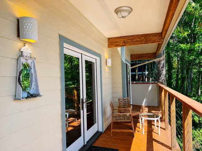 Building Photo - Elevated 2-Bedroom Home with Lake Sammamish Views