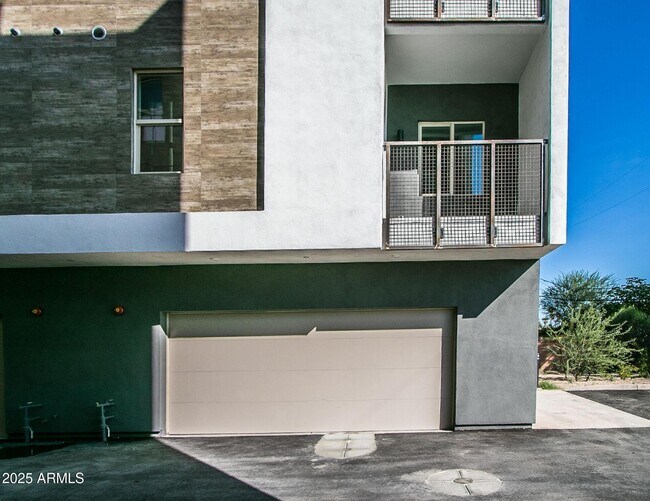 Building Photo - 1443 E Osborn Rd