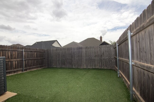 Building Photo - 3 bed 2 bath Duplex - Lubbock Cooper ISD
