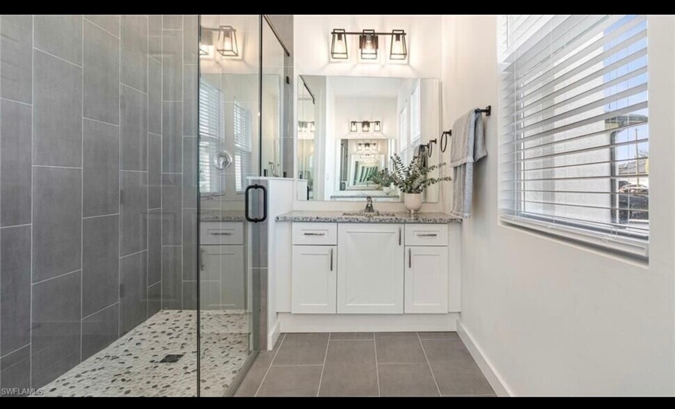 Building Photo - 417 NW 3rd Ln