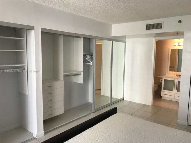Building Photo - 540 Brickell Key Dr
