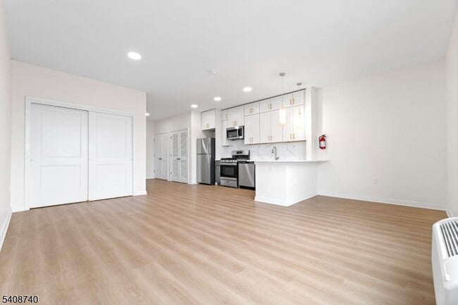 Building Photo - 321 E 3rd St