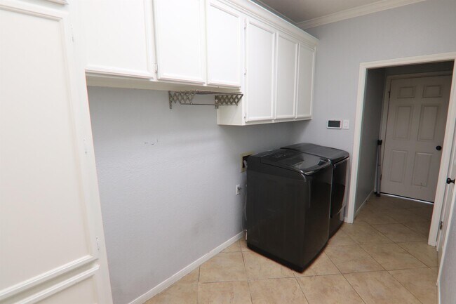 Building Photo - 7950 Riviera Ct