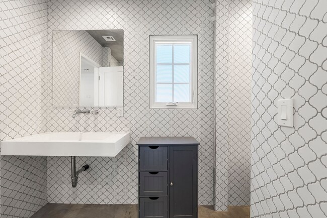 Building Photo - Designer-Done 3 Bed + 3 Bath in Prime Beve...