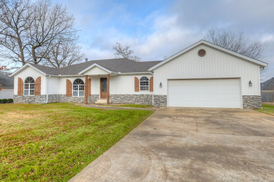 Building Photo - 325 Turf Ln