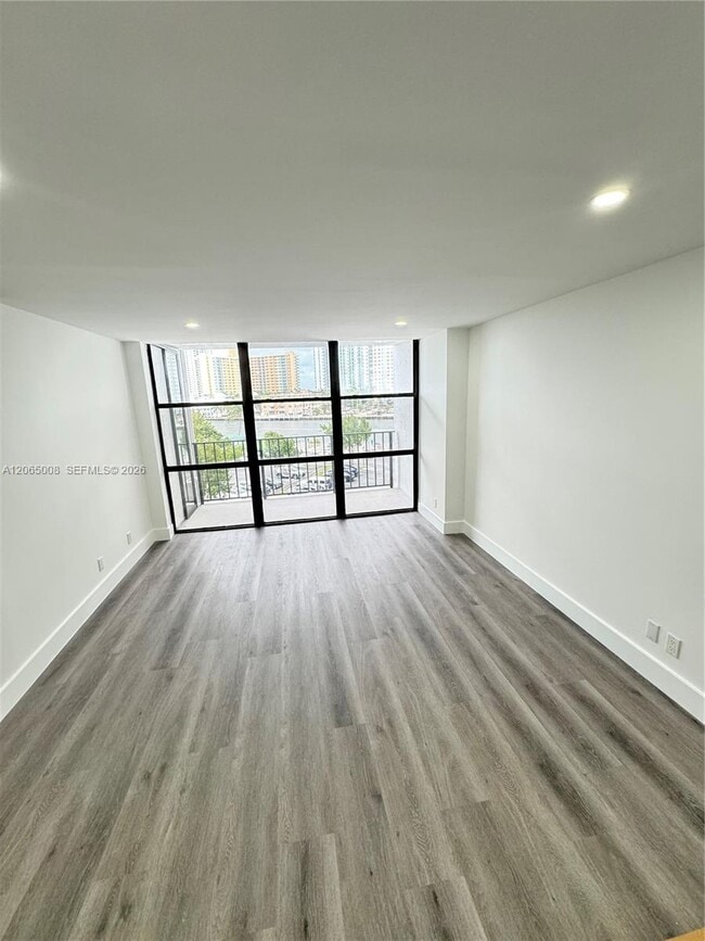 Building Photo - 800 Parkview Dr