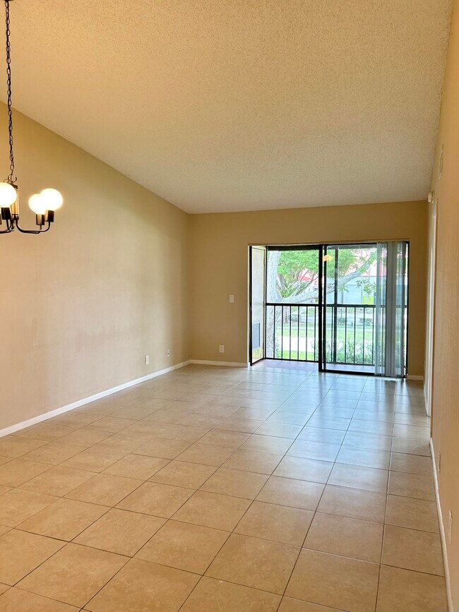 Building Photo - 6649 Somerset Dr