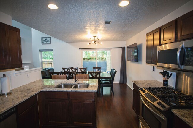 Building Photo - 665 Lakeside Cir