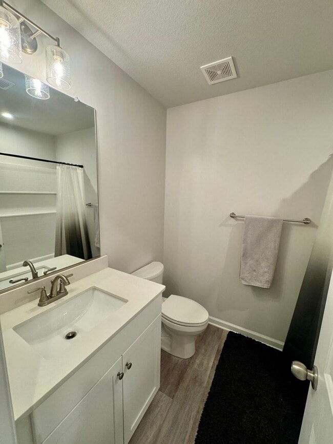 Building Photo - Spacious 3 Bedroom Townhouse