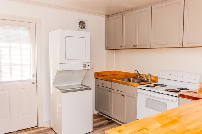 Building Photo - Located Near Regency Mall- A MUST See!