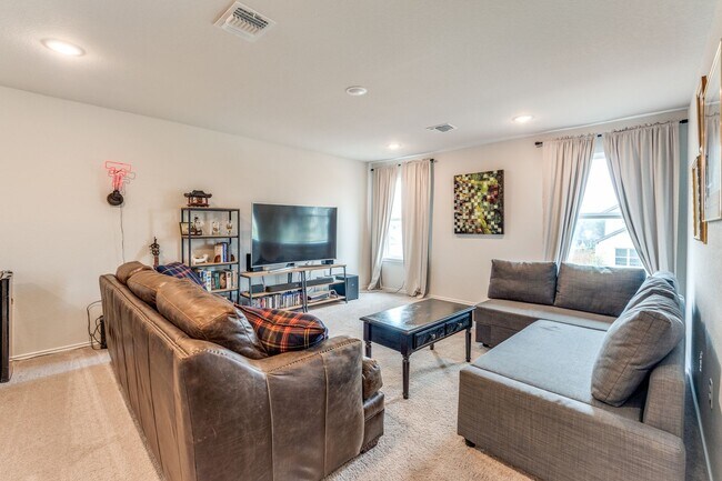 Building Photo - SPACIOUS 4-BEDROOM HOME IN BELLA ROSA