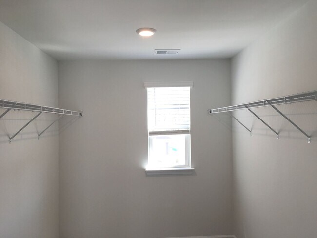 Building Photo - 4 Bedroom 2.5 Bath House in McKewn - Ladson