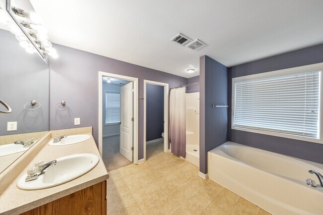 Building Photo - 179 Holbrook Dr