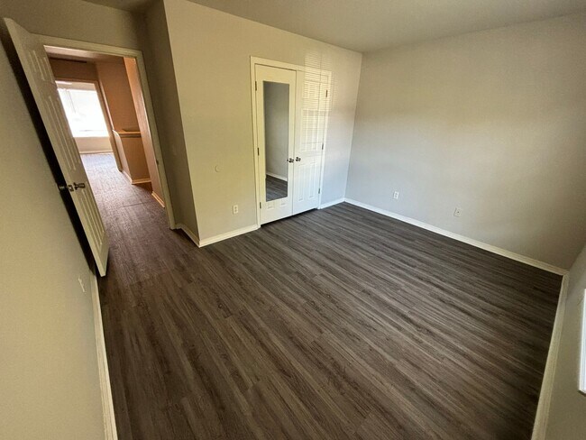 Building Photo - 954-956 N. Daisy Ln.