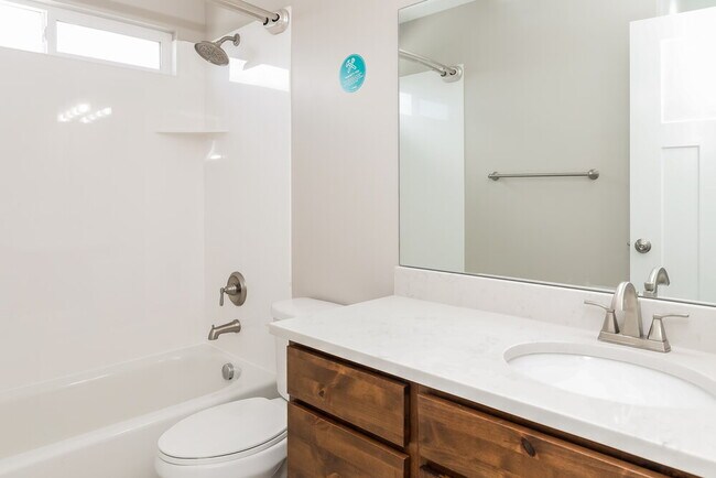 Building Photo - 1009 1050 W