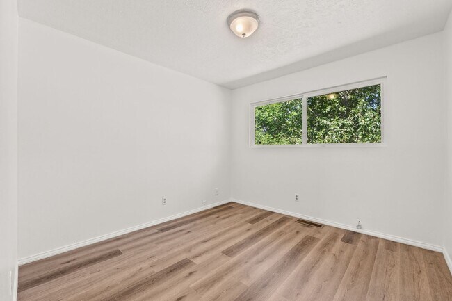 Building Photo - Large 4 Bedroom 2 Bath House