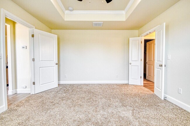 Building Photo - 3100 Pebble Pond Dr
